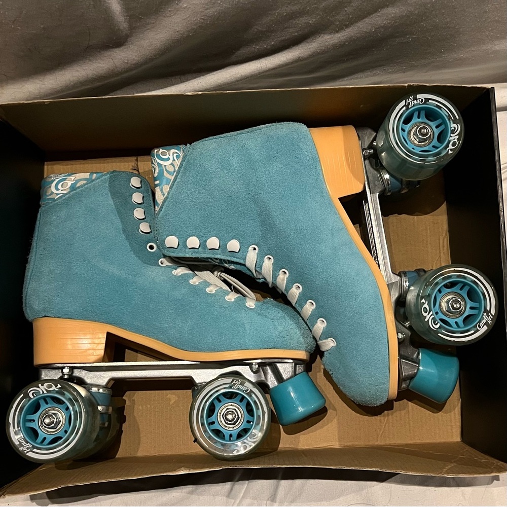 Candi Girl sea foam roller skates size 7